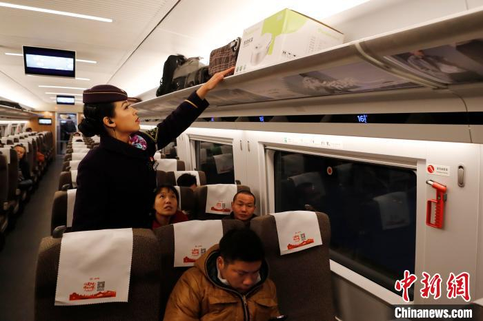 列车长正在对车厢进行安全检查。　殷立勤 摄