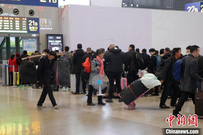 旅客乘坐长三角铁路首趟春运团体包车从上海启程。　殷立勤 摄