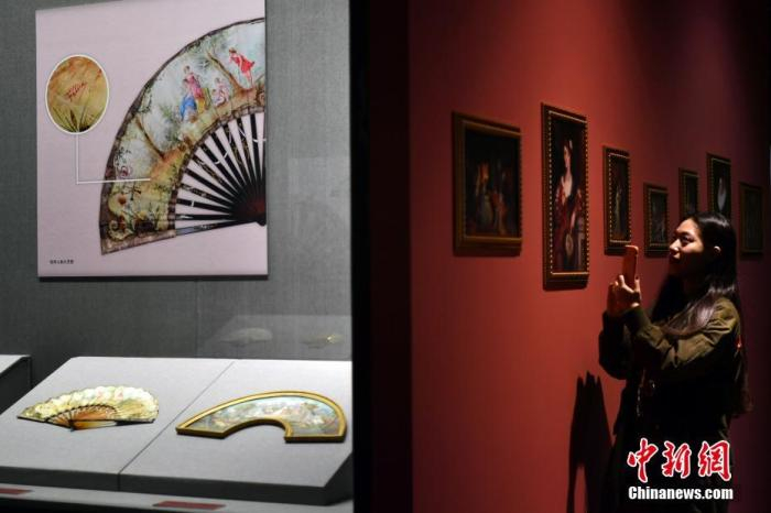 图为一位市民参观展览（中新社记者 翟羽佳 摄）