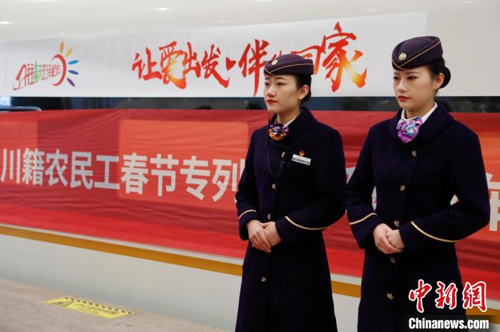 长三角铁路首趟春运团体包车从上海启程 。　殷立勤 摄