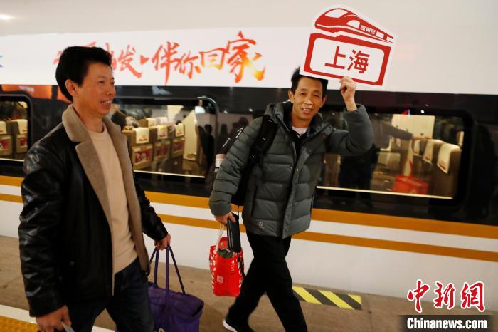 旅客乘坐长三角铁路首趟春运团体包车从上海启程。　殷立勤 摄