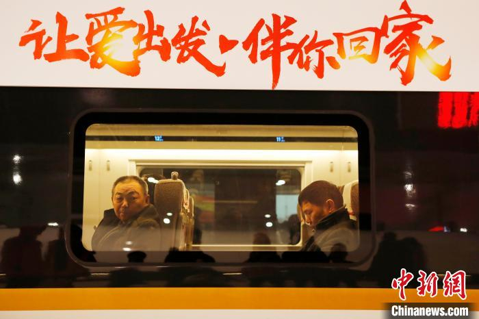 旅客乘坐长三角铁路首趟春运团体包车从上海启程。　殷立勤 摄