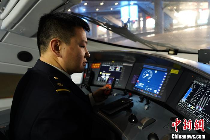 图为工作中的侯玉林。　王誉谕 摄