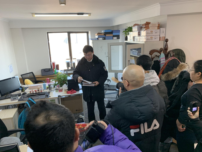 法官在被执行人经营地财务室搜查。新京报记者 刘洋 摄