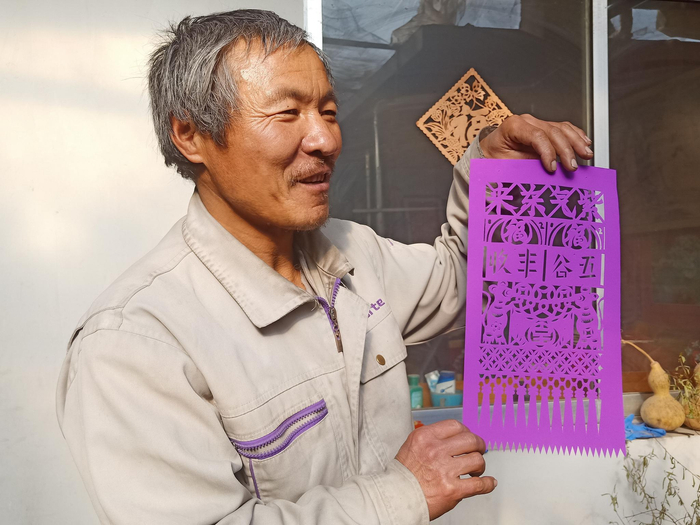 史龙江制作的鼠年过门笺。于鸿运 摄