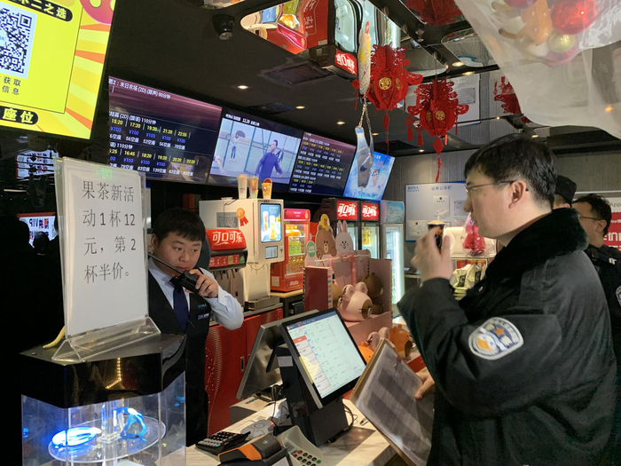 法官到承租商户影城了解租金缴纳情况。新京报记者 刘洋 摄