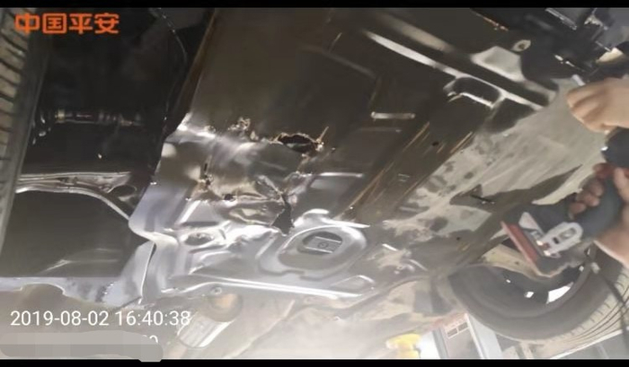 第一次事故导致车辆油底壳损坏。&nbsp; 受访者供图