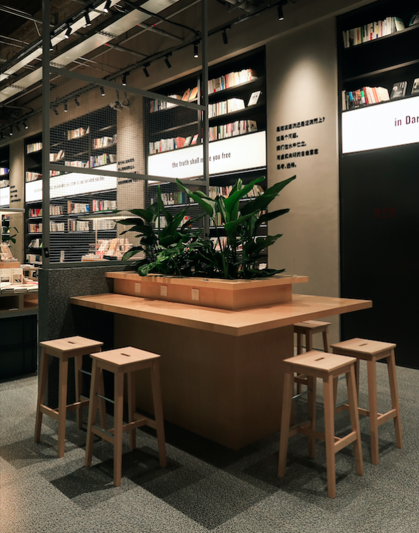 最上面的书架可以用来放置复本