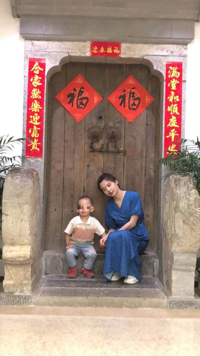 吕沆菲与自己4岁的儿子。受访者供图