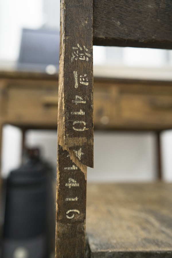 凳子腿上有复旦印记。施佳宇 图