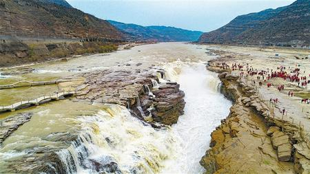 奔腾不息的黄河壶口瀑布  记者 郁婕