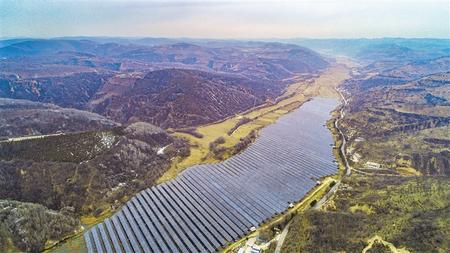 曾经的南泥湾，如今的松林光伏发电站  记者 郁婕