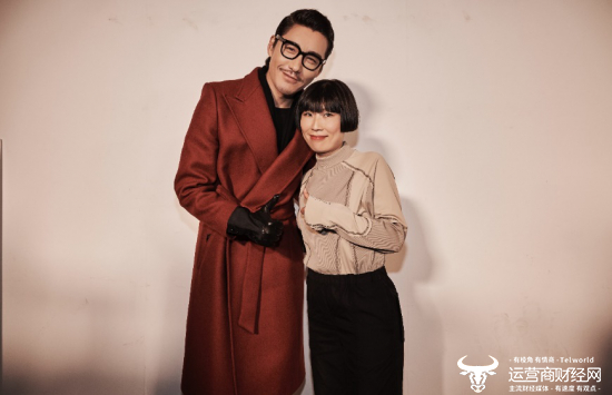 左：伦敦时装周国际形象大使胡兵先生，右：中国独立设计师王逢陈女士