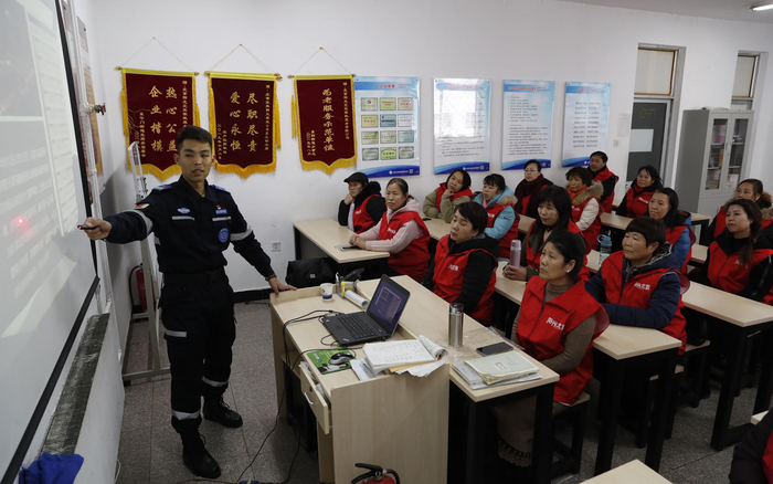 新上岗的家政员接受消防培训。摄影/新京报记者 侯少卿