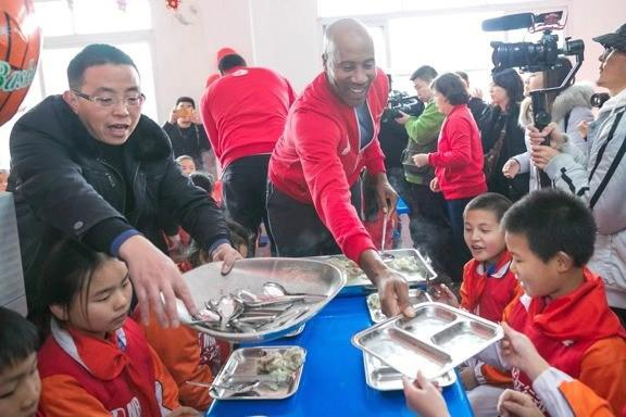 两位球星在新食堂为同学们分发饺子