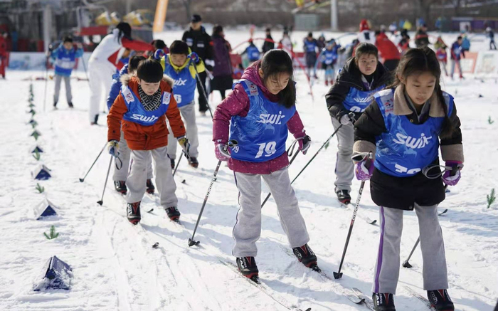 小学生体验越野滑雪运动。新京报记者 孙海光 摄