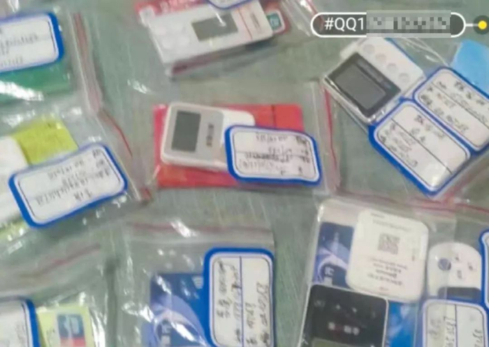 ▲某网络平台上一名用户发布的出售银行卡信息，展示了大量“银行卡四件套”。