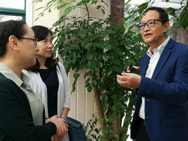 张人利（右）向前来参访的教育同行介绍学校经验