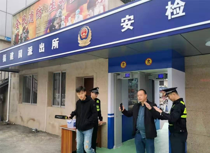  进出的人员正在接受安检。受访者供图