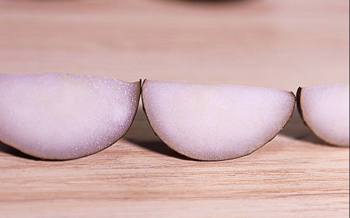 冻梨切开之后。受访者供图