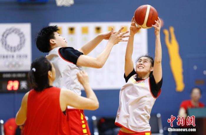图为女篮队员王思雨(右)与队友在训练中。中新社记者 盛佳鹏 摄