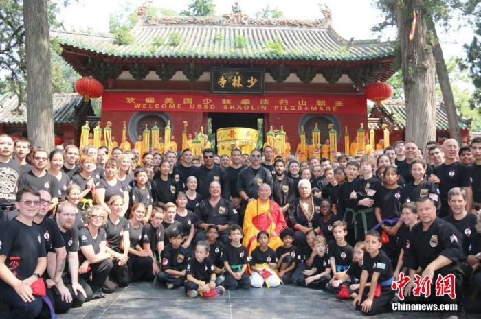 资料图：“洋弟子”与少林寺方丈释永信在山门前合影。岳龙 摄