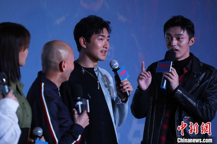 王彦霖（右二）和徐洋（右）回答观众的提问。　泱波　摄
