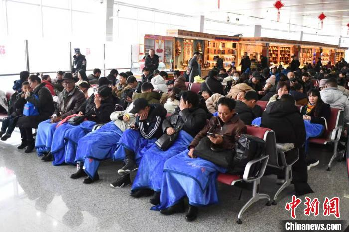 图为拉萨贡嘎为特殊旅客提供毛毯等贴心物件。　何蓬磊 摄