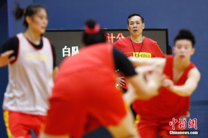 图为中国女篮主教练许利民(后方)在指导队员。中新社记者 盛佳鹏 摄
