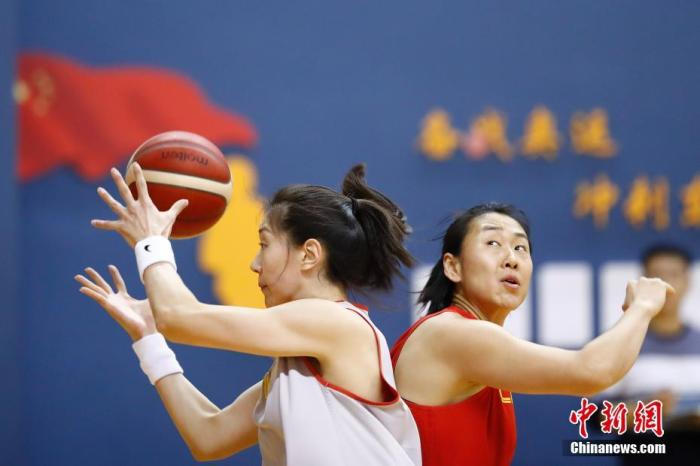 图为中国女篮队员孙梦然(左)和潘臻琦在训练中。中新社记者 盛佳鹏 摄