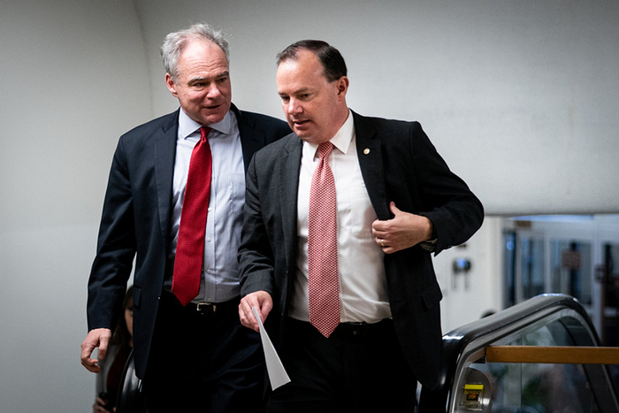 共和党参议员迈克·李（右）在简报会后&nbsp; 图源：纽约时报