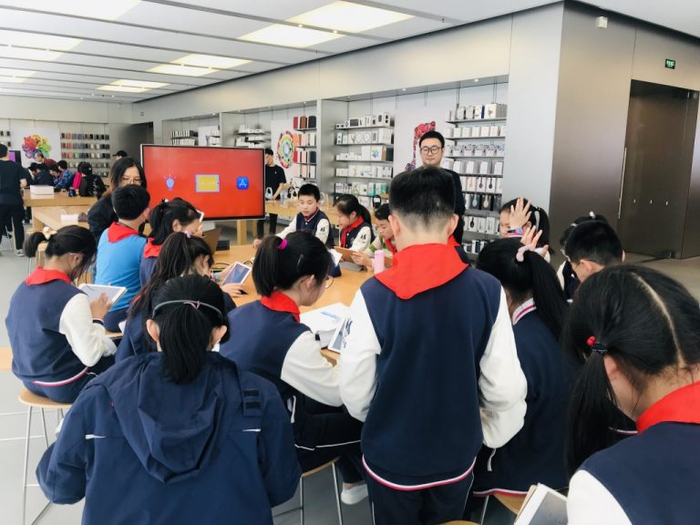 学生在主题讲座中积极提问