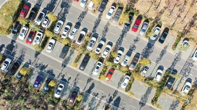 　　近年来，安徽省六安市利用城区部分闲置地建设成停车场，有效缓解了“停车难”和交通拥堵问题。图为六安市城区皖西大道一处已建成的生态停车场。 　　田凯平摄（人民视觉）