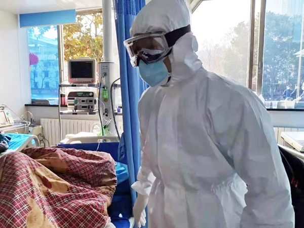 1月29日，郑先念在武汉市第五医院急诊科抢救室查看住院患者病情 长江日报 图