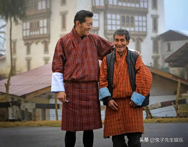 不丹国王2月首次现身！其父娶四姐妹为妻，国王也辜负了美女王后|不丹|国王|王后_新浪新闻