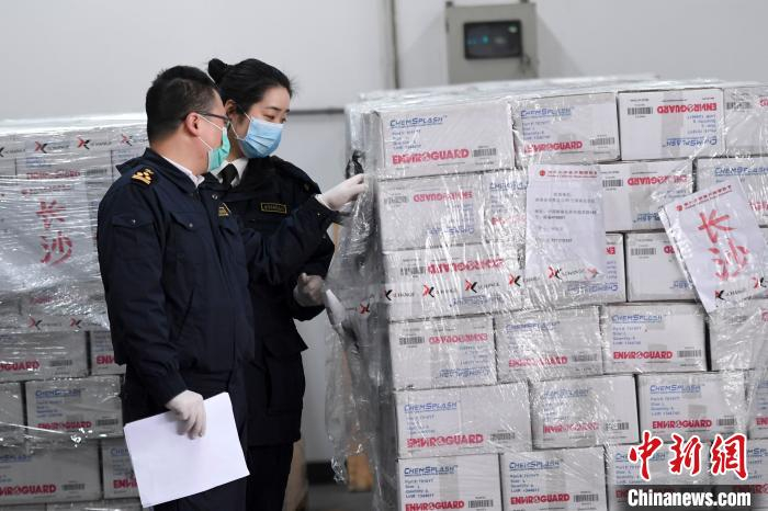 16200套防护服跨境抵湘   侨胞助湘共防疫情