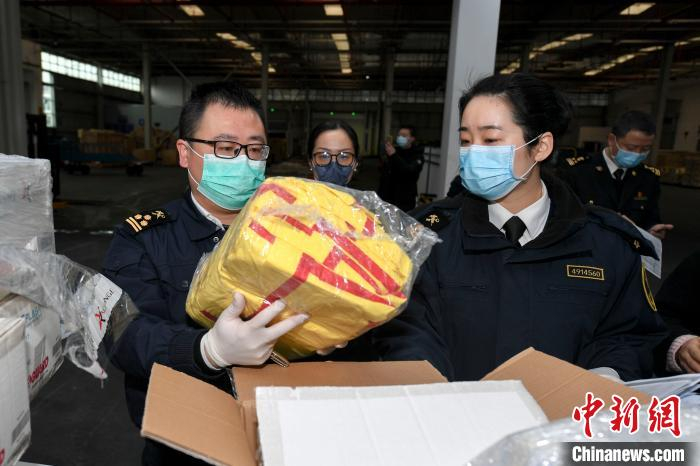 16200套防护服跨境抵湘   侨胞助湘共防疫情