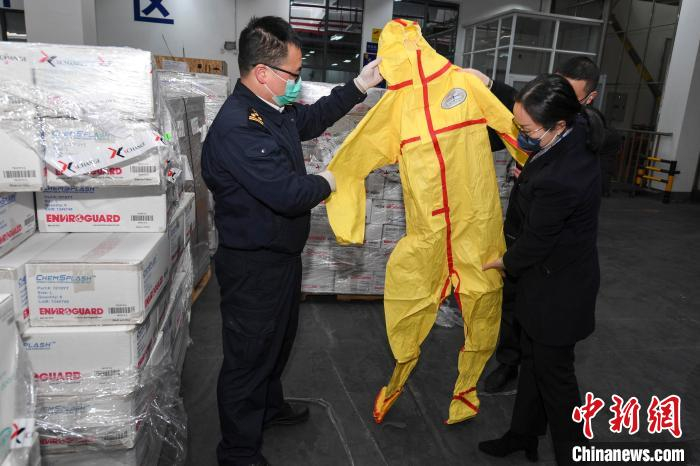 16200套防护服跨境抵湘   侨胞助湘共防疫情