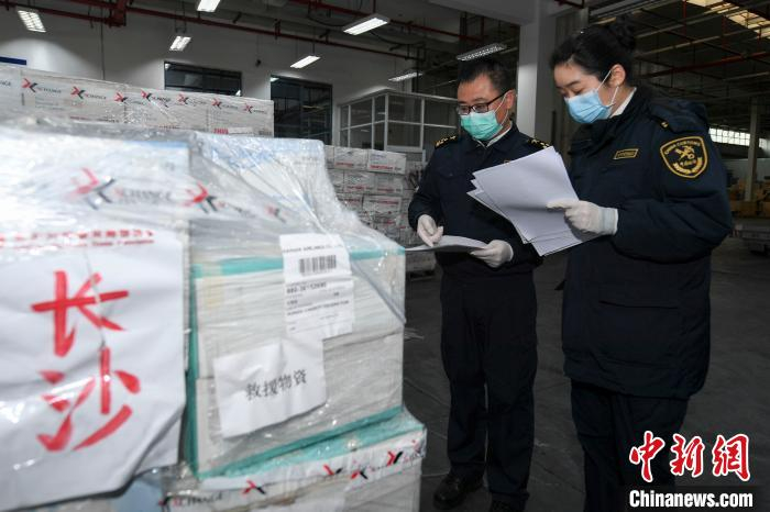 16200套防护服跨境抵湘   侨胞助湘共防疫情