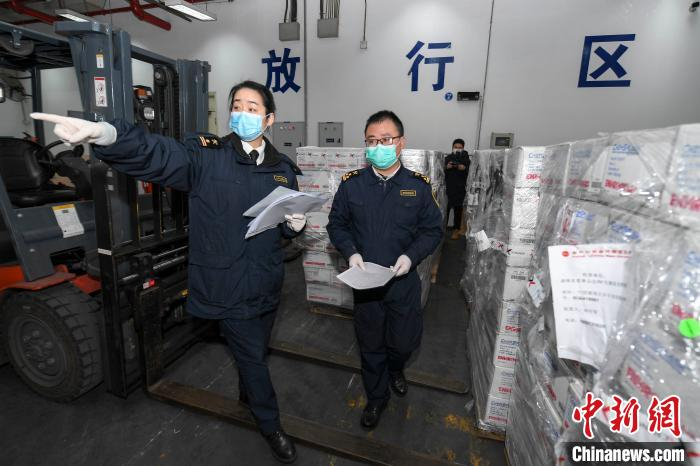 16200套防护服跨境抵湘   侨胞助湘共防疫情