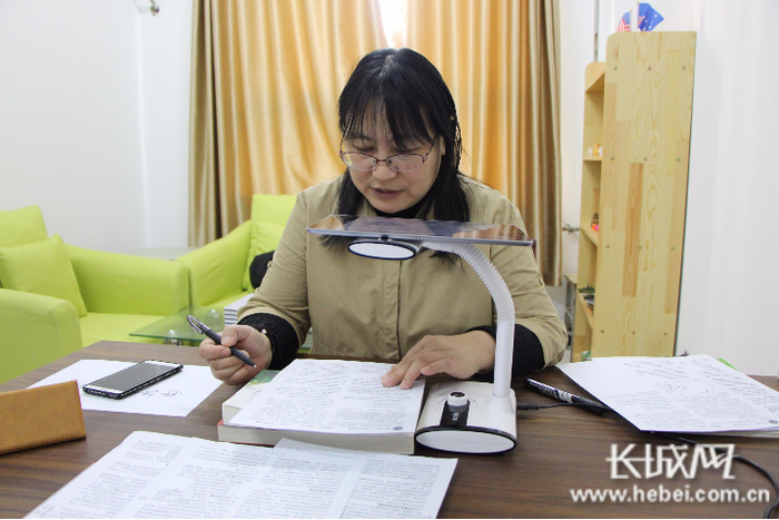 衡水市第十三中学老师正在视频直播进行知识讲解。李成刚 供图