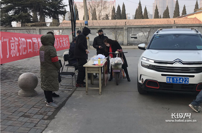 　　　西古城社区进出口的检测登记点。 孙海青 摄