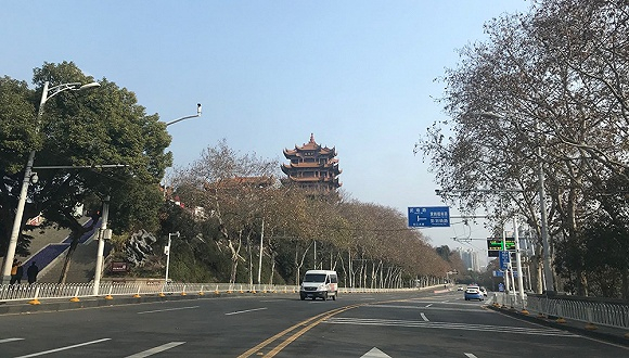 　武汉黄鹤楼下空荡荡的街道。摄影：何雾