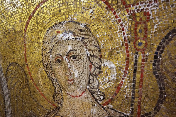  圣马可大教堂内被洪水中的矿物质盐破坏的天使加百列马赛克 &nbsp;photo： Procuratoria di San Marco