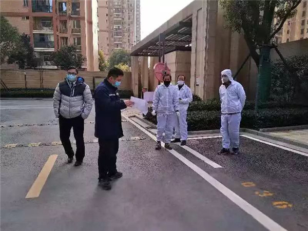 大家齐心协力搬运蔬菜