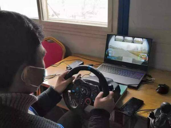 考虑到无人车过程中会出现的突发状况，一清科技通过远程驾驶模式来保障无人车运输