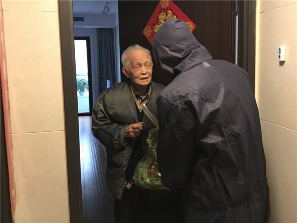 每一份蔬菜中都有一张暖心卡片；我们会为独居老人、隔离业主等送菜上门