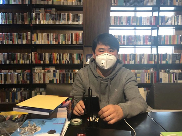 直播中的钟书阁店长原扬