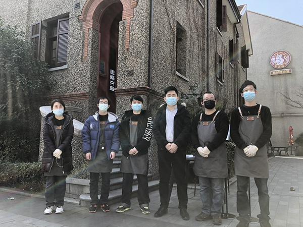 疫情中首日开业，思南书局的员工们戴着口罩合影