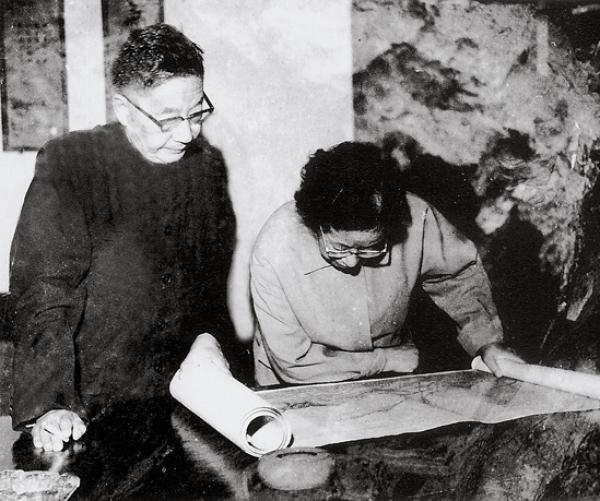 老舍、胡絜青在一起赏画